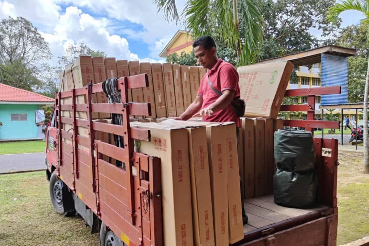 Contribution of Chairs & Tables – Dewan Bestari, Sekolah Menengah Kebangsaan Sri Pekan
